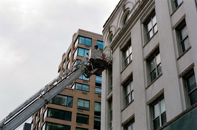 The benefits of cherry picker hire Leeds Cherry pickers